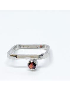bague carré en argent rhodié avec grenat serti 2
