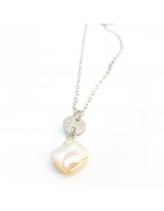 collier artisanal argent avec perle eau douce carrée et disque structuré.