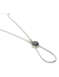 Collier en argent rhodié cabochon de pyrite serti au coeur d'une goutte en fil d'argent