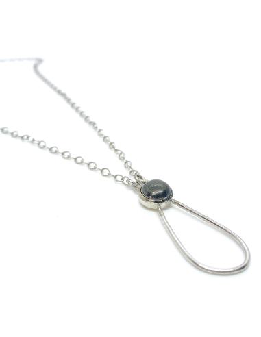 Collier en argent rhodié cabochon de pyrite serti au coeur d'une goutte en fil d'argent