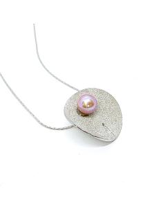 Collier en argent de la collection Ondine décliné avec une perle rose naturelle