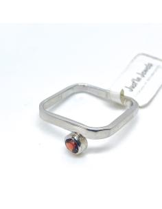 bague carré en argent rhodié avec grenat serti