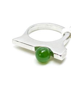 bague contemporaine en argent rhodié avec une perle de jade