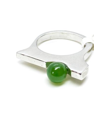bague contemporaine en argent rhodié avec une perle de jade
