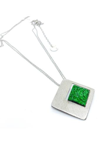 Collier artisanal argent brossé carré et uvarovite