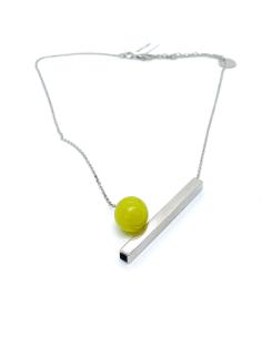 collier artisanal argent pour femme avec tube carré et perle de pierre naturelle de serpentine