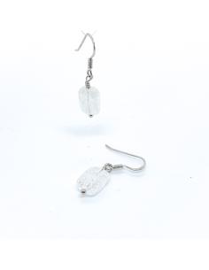 Boucle d'oreille artisanale en argent rhodié antiallergique avec pierres naturelles de cristal de roche craquelé.
