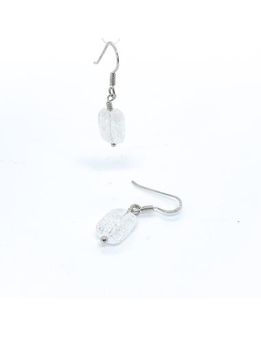 Boucle d'oreille artisanale en argent rhodié antiallergique avec pierres naturelles de cristal de roche craquelé.