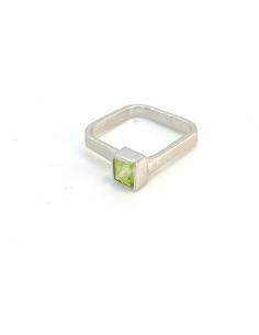 bague argent artisanale fait main pour femme forme carrée avec péridot pierre fine naturelle 2