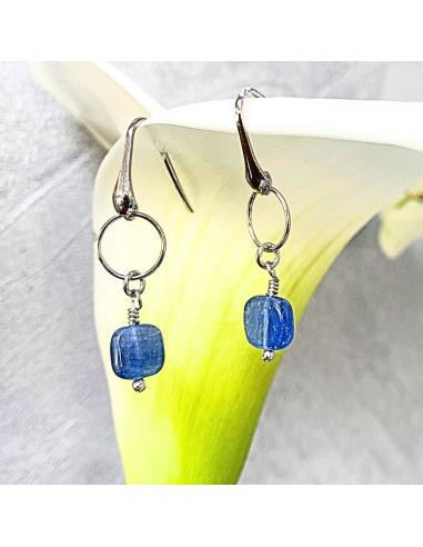 crochet d'oreille argent rhodié antiallergique avec pierre fine naturelle de cyanite