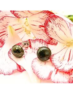 boucle d'oreille artisanale en argent rhodié antiallergique avec cabochon de pyrite
