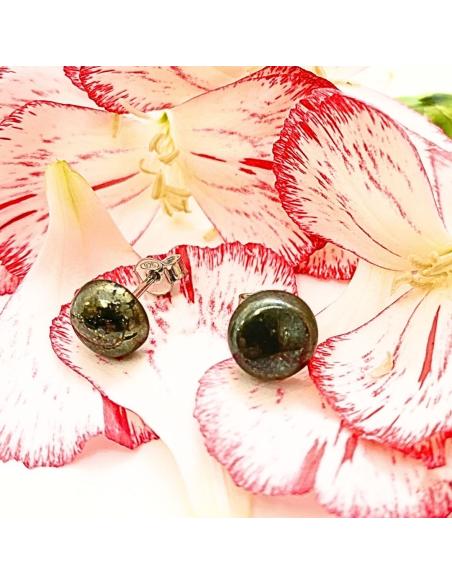 boucle d'oreille artisanale en argent rhodié antiallergique avec cabochon de pyrite