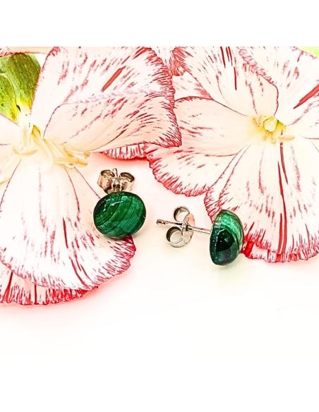 boucle d'oreille argent rhodié antiallergique avec cabochon de véritable malachite.