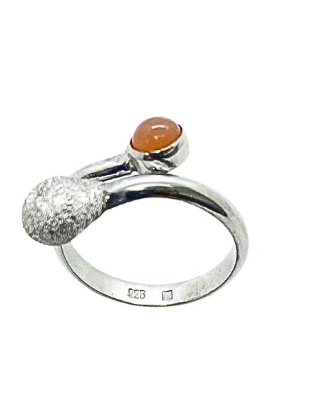 bague artisanale argent rhodié antiallergique avec cabochon de véritable pierre de lune rose créations de Just'in Jewels