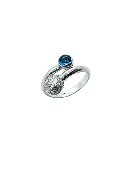 bague artisanale argent rhodié antiallergique avec cabochon de topaze blue london creation just'in jewels
