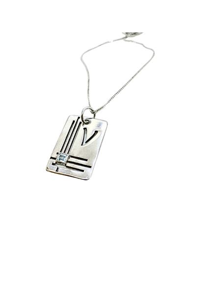 Collier artisanal en argent rhodié avec découpe initiale et topaze bleue 3mm sertie
