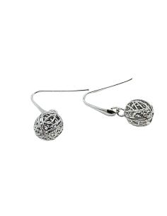 crochet d'oreille en argent rhodié antiallergique perle Louise un des bijoux artisanaux de Just'in Jewels