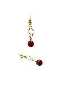 boucle d'oreille artisanale en argent plaqué or vermeil sous le motif charlotte se balance une perle facettée de cornaline