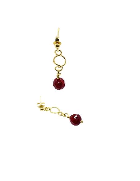 boucle d'oreille artisanale en argent plaqué or vermeil sous le motif charlotte se balance une perle facettée de cornaline