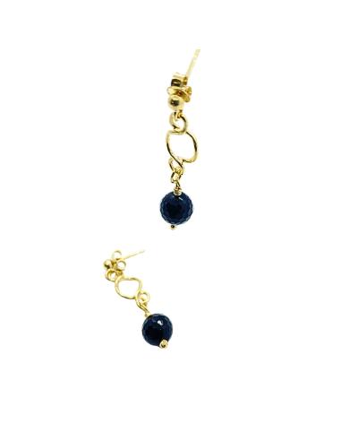 boucle d'oreille argent plaqué or vermeil sous le motif charlotte se balance une perle facettée de 8mm d'agate noire.