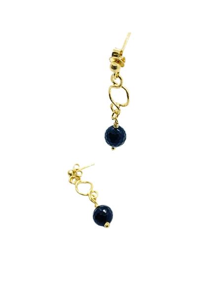 boucle d'oreille argent plaqué or vermeil sous le motif charlotte se balance une perle facettée de 8mm d'agate noire.