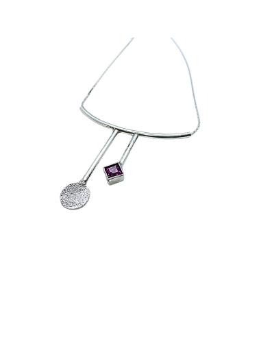 collier artisanal arc de cercle avec pierre carrée de rhodolite argent rhodié antiallergique