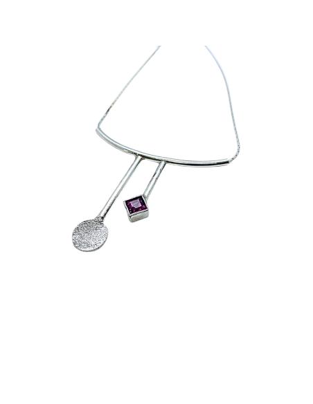 collier artisanal arc de cercle avec pierre carrée de rhodolite argent rhodié antiallergique