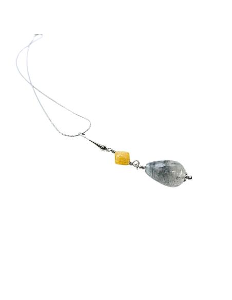collier artisanal en argent rhodié avec pierres naturelles une goutte de quartz gris facetté et un losange de jade orange