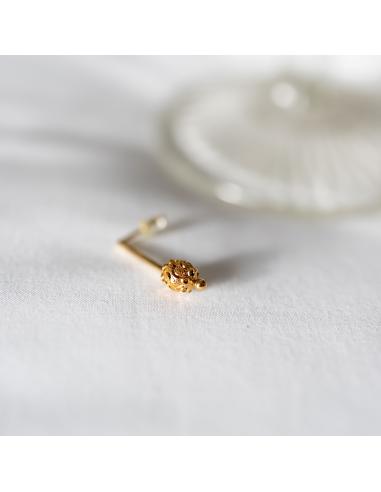 Boucle d'oreille artisanale en argent plaqué or vermeil antiallergique pour femme. Création made in belgium