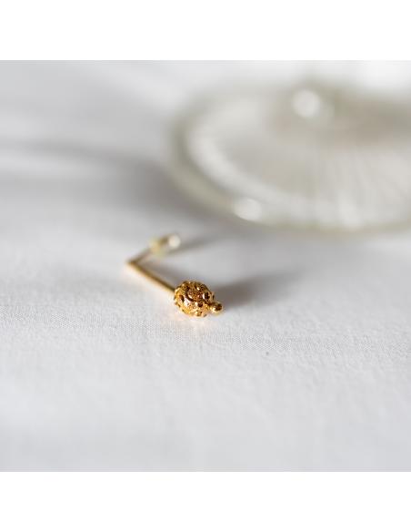 Boucle d'oreille artisanale en argent plaqué or vermeil antiallergique pour femme. Création made in belgium