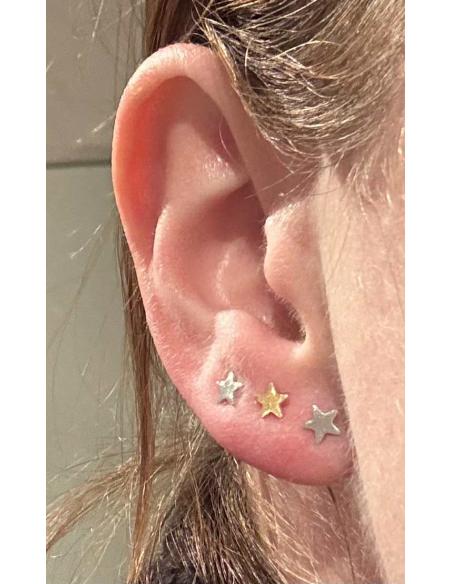 boucle d'oreille en argent plaqué or vermeil en forme d'étoile de 5mm. Création artisanale de Just'in Jewels