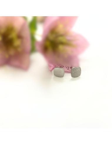 puce d'oreille argent rhodié forme carrée effet satiné création artisanale pour femme réalisée par Just'In Jewels