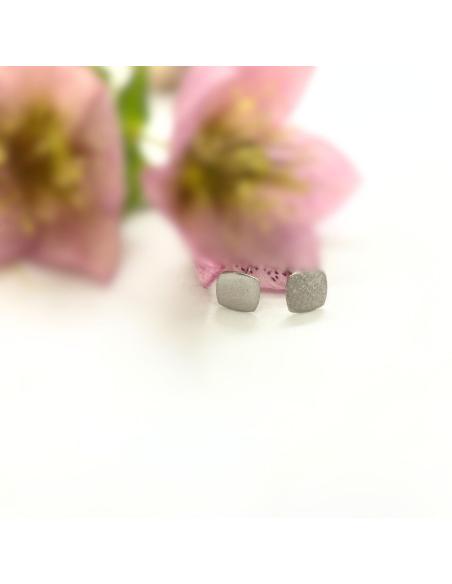 puce d'oreille argent rhodié forme carrée effet satiné création artisanale pour femme réalisée par Just'In Jewels