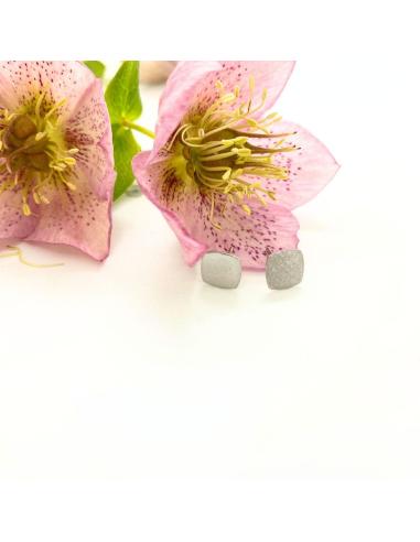 Boucle d'oreille puce carré argent rhodié création artisanale de Just'In Jewels