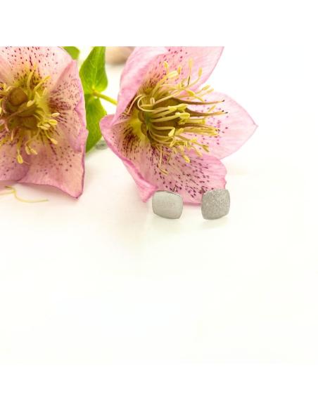 Boucle d'oreille puce carré argent rhodié création artisanale de Just'In Jewels