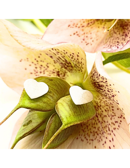 Boucle d'oreille puce en argent rhodié antiallergique forme coeur création artisanale pour femme réalisée par Just'in jewels