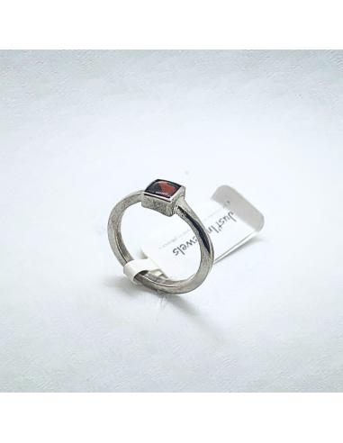 bague argent rhodié antiallergique avec un grenat carré
