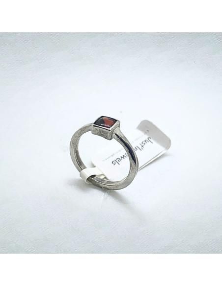 bague argent rhodié antiallergique avec un grenat carré