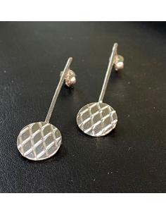 Boucle d'oreille artisanale en argent rhodié disque marqué des losanges distinctifs de la collection maya 2