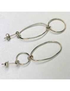 Création artisanale en argent pour femme vendu en ligne ou dans notre bijouterie de Ramillies.Boucle d'oreille asymétrique