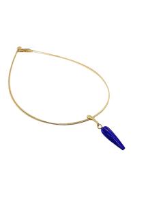 Collier artisanal argent plaqué or vermeil avec pendule de lapis lazulli sur un tour de cou semi rigide double omega