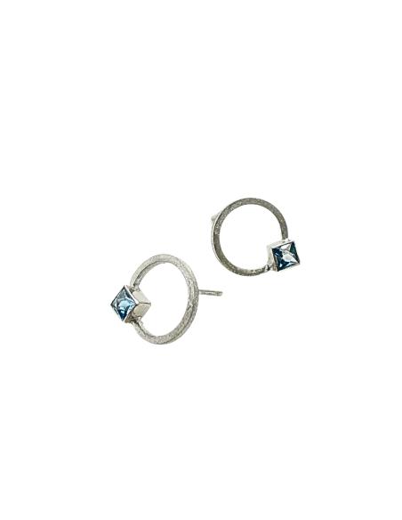 Boucle d'oreille pour femme en argent rhodié anneau avec topaze bleu carrée créations artisanale de Just'in jewels
