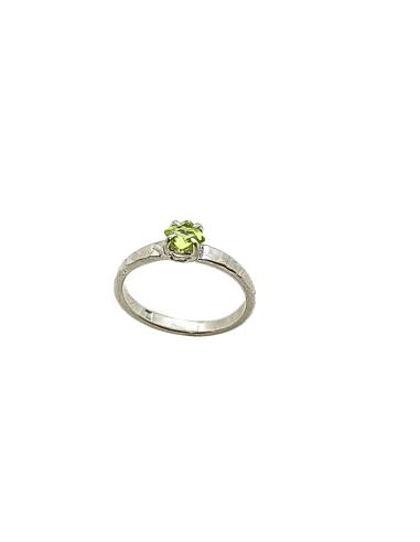 Bague artisanale en argent avec véritable péridot  anneau avec motif relief