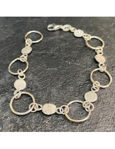 Bracelet artisanal argent rhodié collection LILI fait main par créateur belge alternant disques et anneaux 2